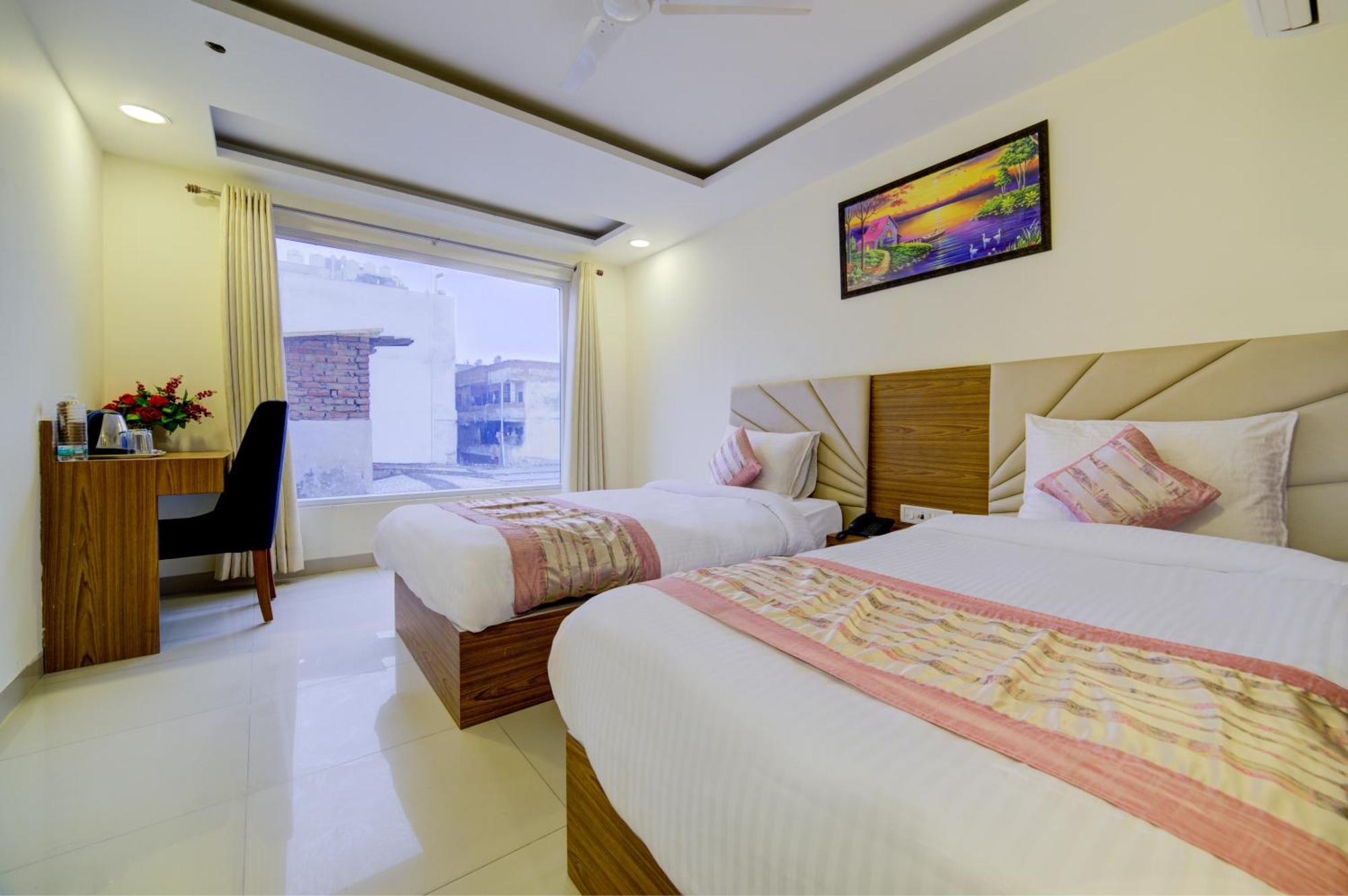 Hotel Grand Suites By D'Capitol Near Delhi Airport Нью-Дели Экстерьер фото