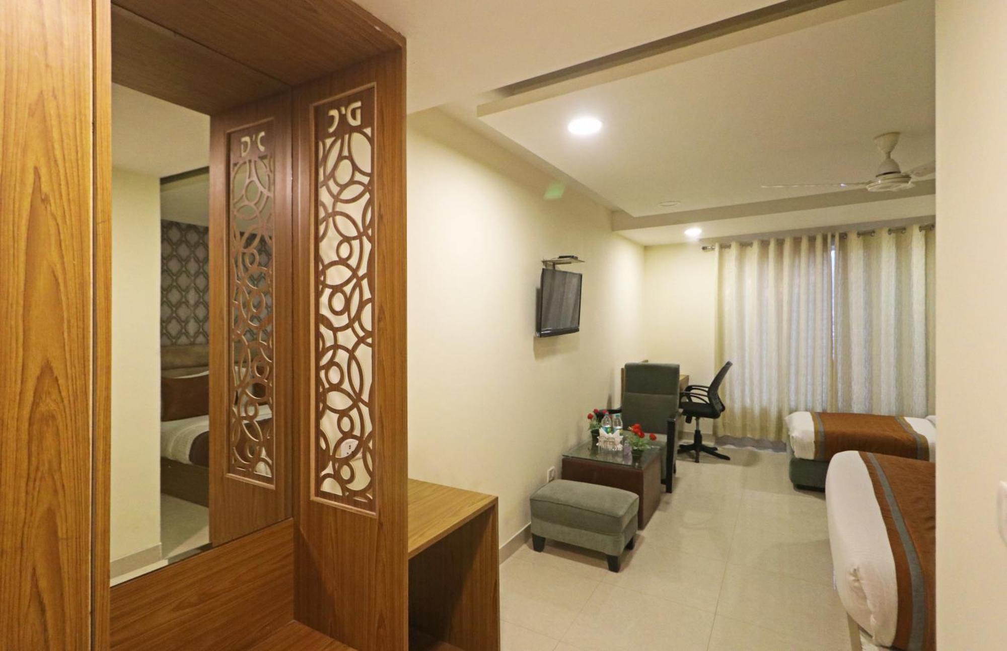 Hotel Grand Suites By D'Capitol Near Delhi Airport Нью-Дели Экстерьер фото