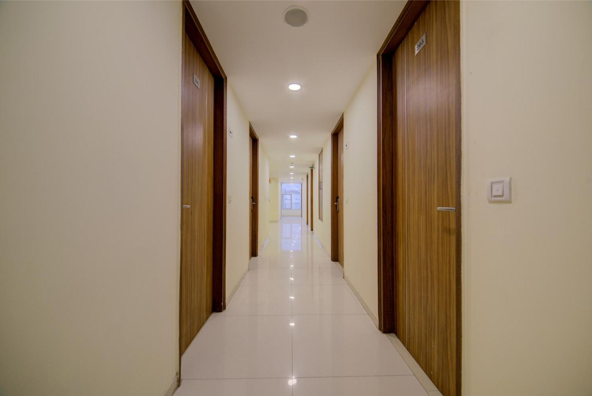 Hotel Grand Suites By D'Capitol Near Delhi Airport Нью-Дели Экстерьер фото