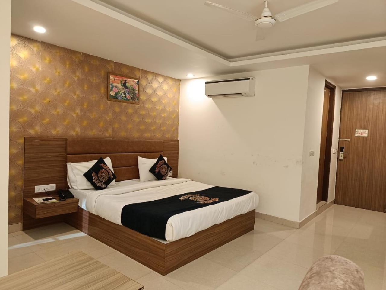 Hotel Grand Suites By D'Capitol Near Delhi Airport Нью-Дели Экстерьер фото