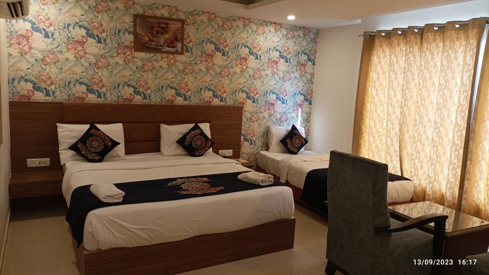 Hotel Grand Suites By D'Capitol Near Delhi Airport Нью-Дели Экстерьер фото