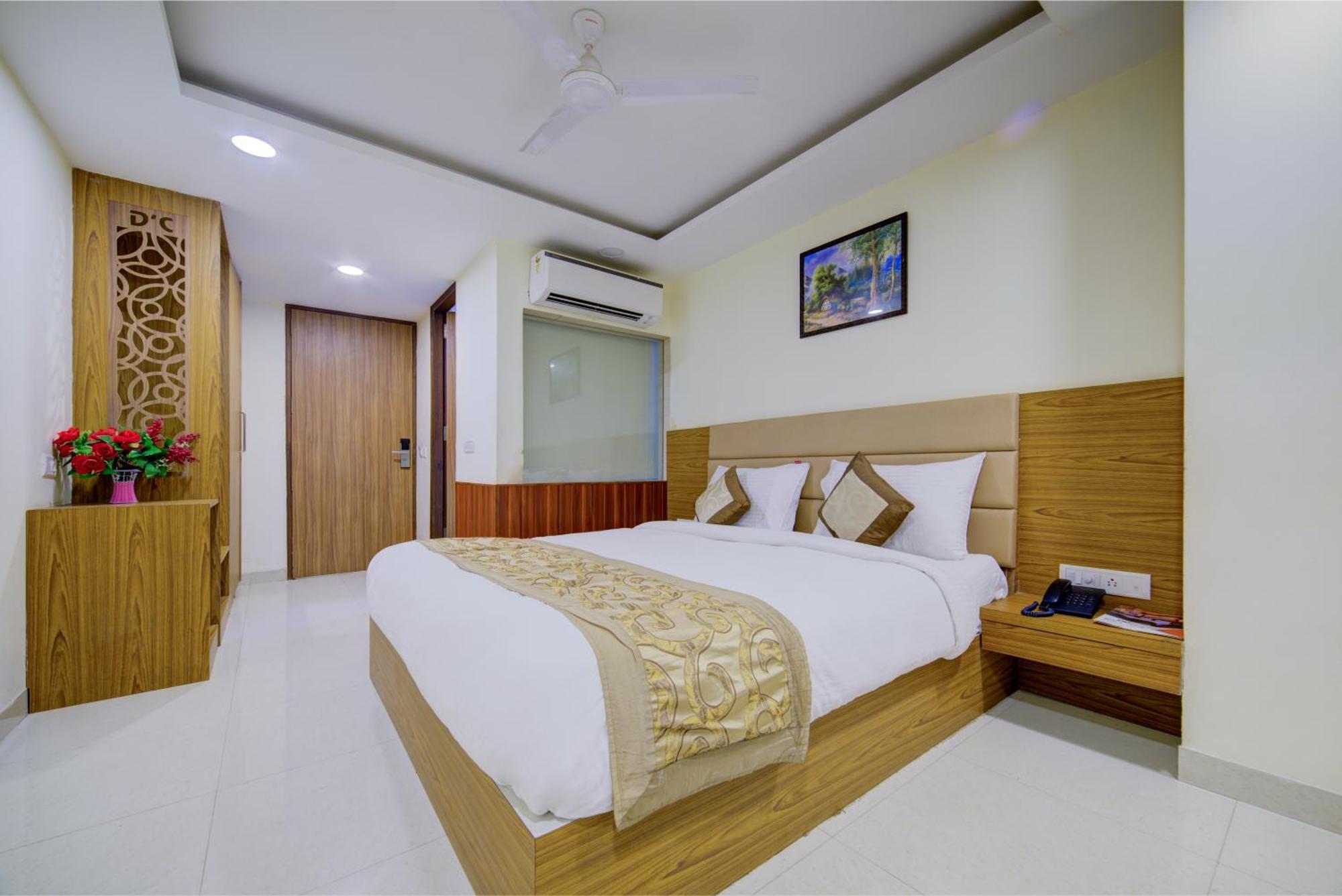 Hotel Grand Suites By D'Capitol Near Delhi Airport Нью-Дели Экстерьер фото