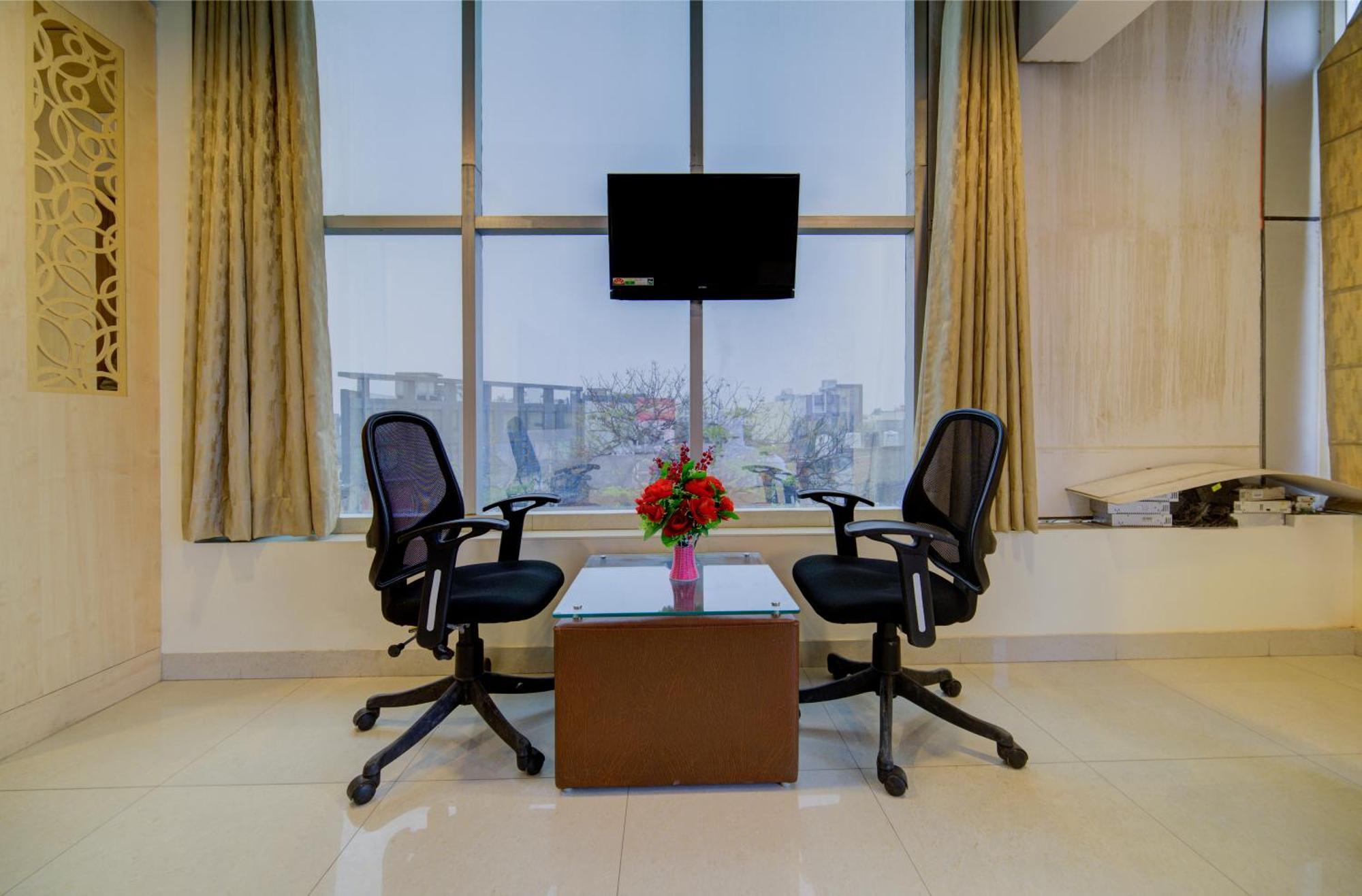 Hotel Grand Suites By D'Capitol Near Delhi Airport Нью-Дели Экстерьер фото